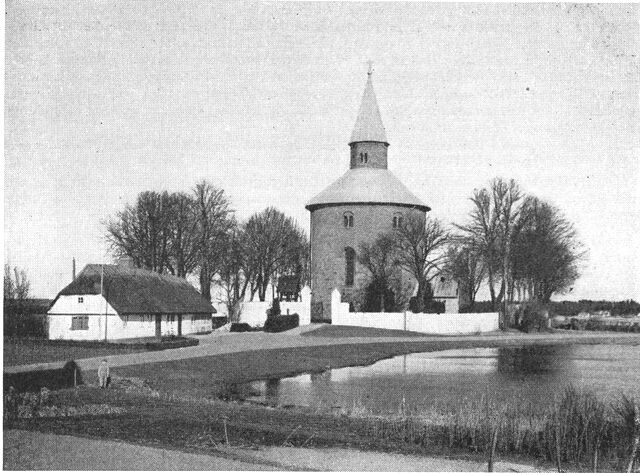 (Foto). Bjernede kirke set fra vest.