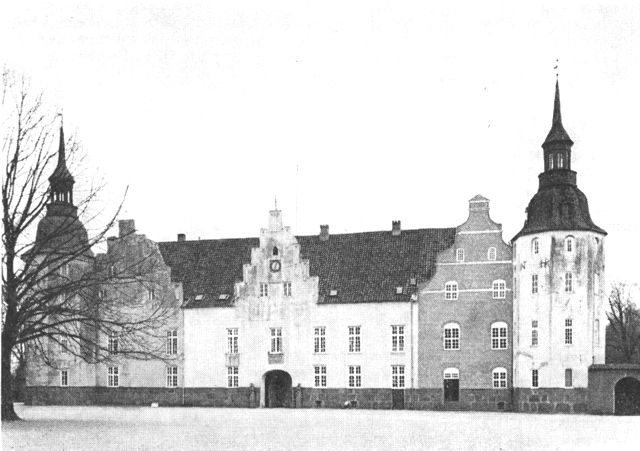 (Foto). Holsteinborg. Hovedbygningens façade mod gården.