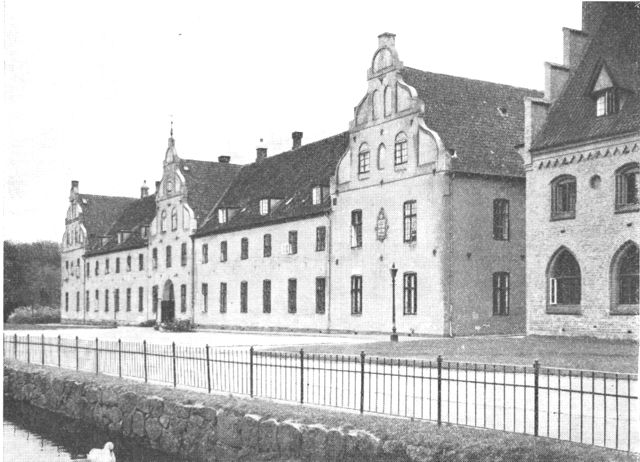 (Foto). Skolebygningen på Herlufsholm, t. h. museumsbygningen.