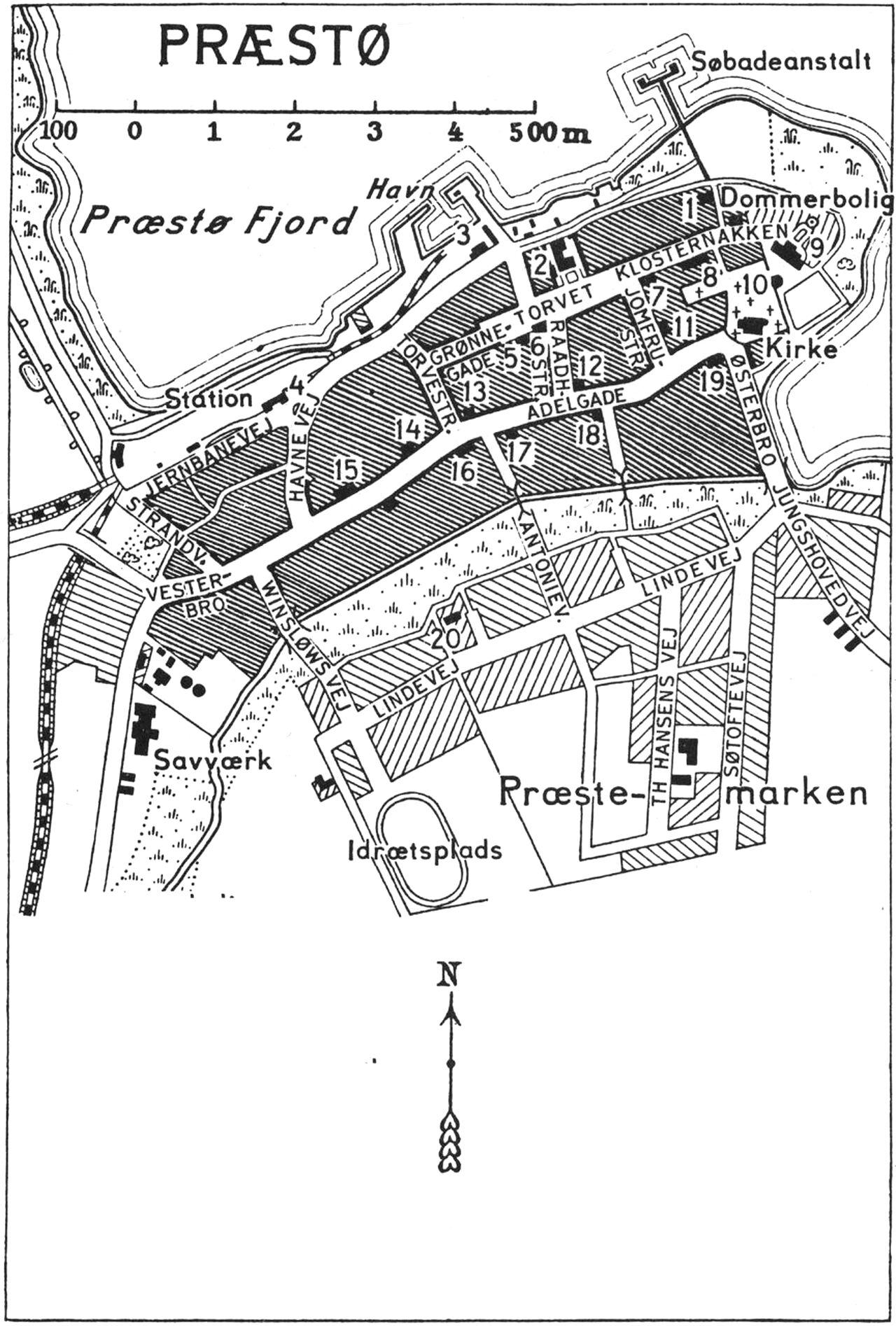 (Kort). 1. Præstebolig2. Bryggeri3. Toldkammer4. Post og Telegraf5. Politistation6. Raad-,ting- og arresthus7. Borgerstiftelse8. Præstø komm.mellem og realskole9. Hotel ”Frederiksminde”10. Vandtaarn11. Teknisk Skole, bibliotek og vandrerhjem12. Sparek.f.Præstø By og Omegn13. Den sjæll. Bondestands Sparekasse14. Apotek15. Hotel ”Præstø”16. Svend Gønges Kro17. Banken for Præstø og Omegn18. Schous Hotel19. Kommunekontor20. Falcks RedningkorpsG E C Gads ForlagRevideret 1952 Geodætisk Institut Eneret