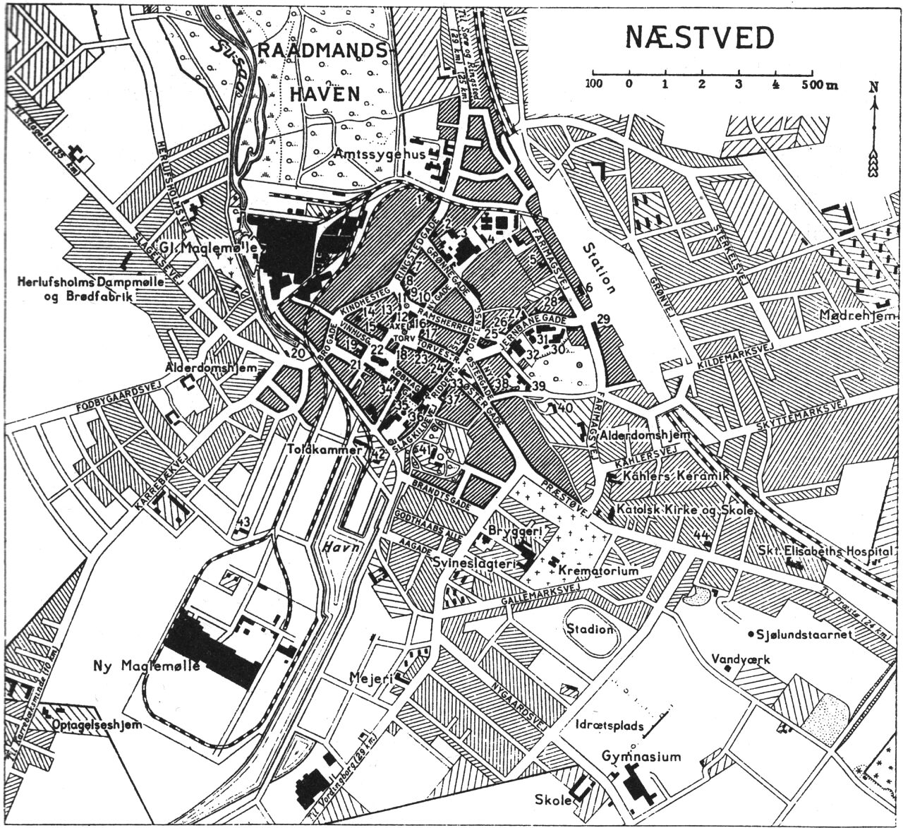 (Kort). 1. Sanders Friboliger2. Hotel ”Garvergaarden”3. De forenede Jernstøberier4. Kvægtorv og off.slagtehuse5. Amtsstue6. Rutebilstation7. Helligaandshuset (museum)8. Sparek.f.Næstved og Omegn9. Banken f.Næstved og Omegn10. Politistation11. Mindebrønden (P.Bodilsen)12. Dom-, ting- og arresthus13. Løveapoteket14. Bibliotek15. Hotel ”Axelhus”16. Turistkontor17. Sjæll. Bondest. Sparekasse18. Gøyernes Gaard19. Hotel ”Vinhuset”20. Herlufsholm kommunekontor21. Mogens Thuesens Stenboder22. Skt. Peders Kirke23. Næstved Diskontobank24. Svaneapoteket25. Højskolehjemmet26. Haandv.- Handels- og Landbrugsbanken27. Hotel ”Bellevue”28. Sass Hotel29. Posthus og telegrafstation30. Real- og kommuneskole31. Teknisk Skole32. Industribygning m.teatersal33. Skt. Mortens Kirke34. Skolen paa Kirkepladsen35. Kompagnihuset36. Missionshotellet37. Apostelgaarden38. Brandstation39. Raadhus40. Amtmandsbolig41. Den Ostenfeldtske Stiftelse42. Havnekontor43. Falcks Redningskorps44. Zone-RedningskorpsG E C Gads ForlagRevideret 1952 Geodætisk Institut Eneret