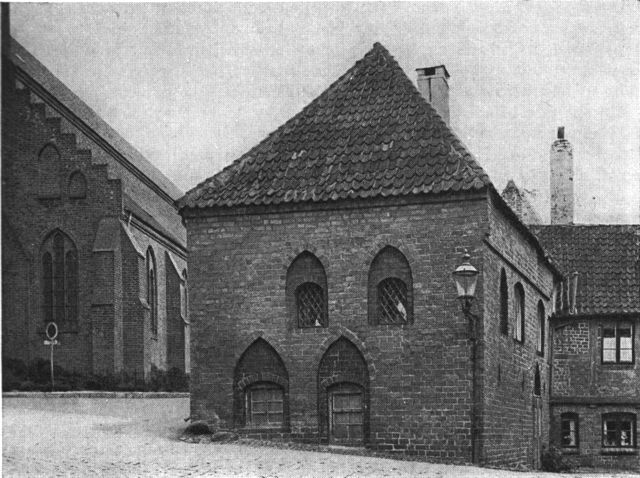 (Foto). Vestpartiet (fra o. 1500) af Henrik Gotschalks stenhus set fra Farvergade; til venstre Skt. Peders kirke.