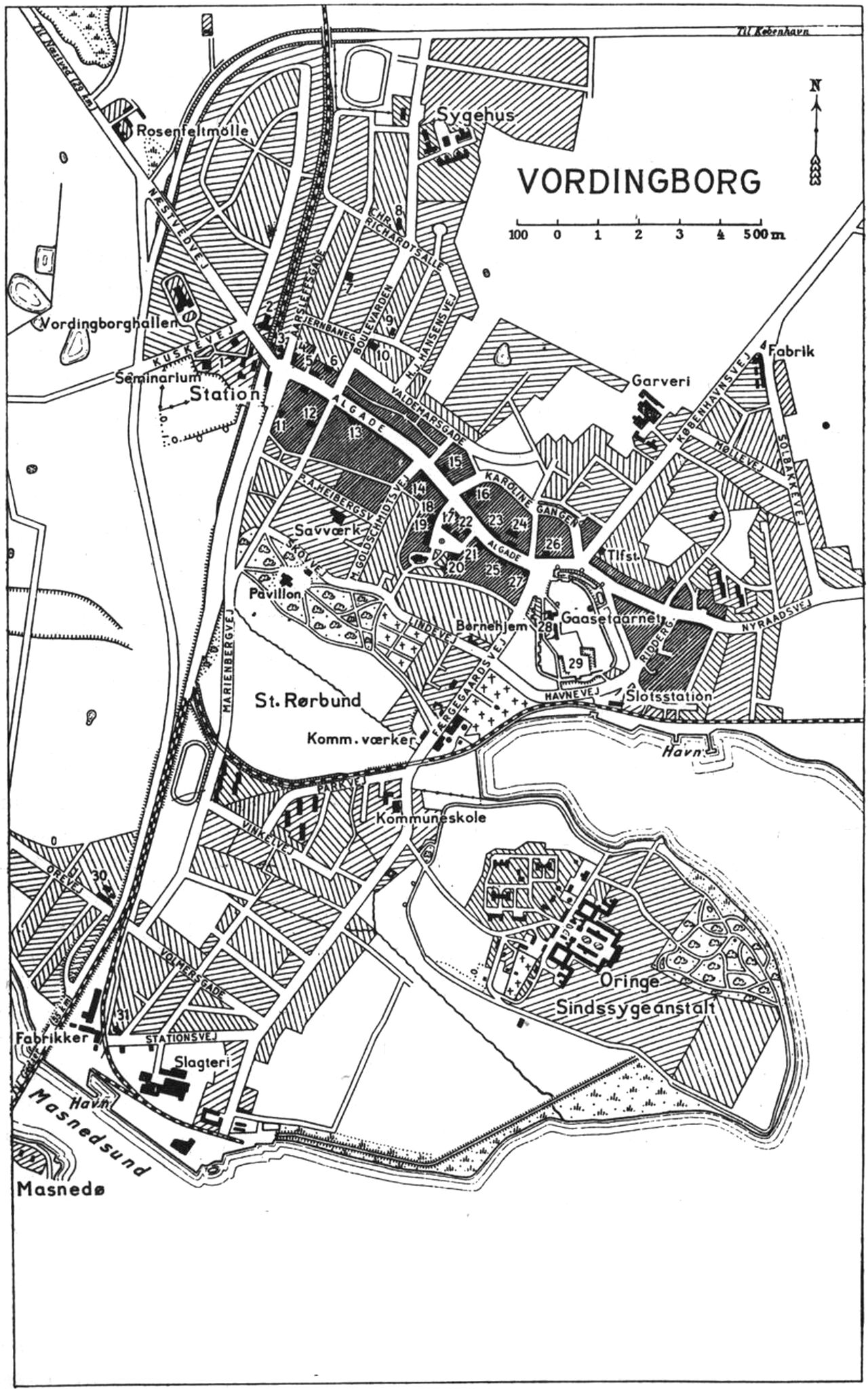 (Kort). 1. Vordingborg Gymnasium2. Svømmehal3. Post-og telegrafstation4. Hotel ”Prins Jørgen”5. Teknisk Skole6. Falcks Redningskorps7. Toldkammer8. Haandværkerforeningens Stiftelse9. Zone-Redningskorps10. Boulevardhotellet11. Rutebilstation12. Krypt13. Simonsens Hotel14. Bank for Vordingborg og Omegn15. Landbrugs-og Handelsbank16. Vandrerhjem17. Kommuneskole18. Brandstation19. Kommunekontor20. Dommerbolig21. Sparekasse f. Vordingborg og Omegn22. Sjæll. Bondests Sparekasse23. Hotel ”Valdemar”24. Politistation samt bibliotek25. Apotek26. Raad-,ting- og arresthus27. Turistforeningskontor28. Museum29. Slotsbanke (Ruin)30. Kommuneskole31. Hotel ”Masnedsund”G.E.C. Gads ForlagRevideret 1952. Geodætisk Institut Eneret.