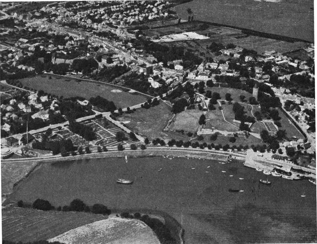 (Foto). Vordingborg set fra luften fra syd. I forgrunden et hjørne af halvøen Oringe. Til højre slotsbanken med Gåsetårnet, til vestre kirken bag engen, den tidligere fjordarm.