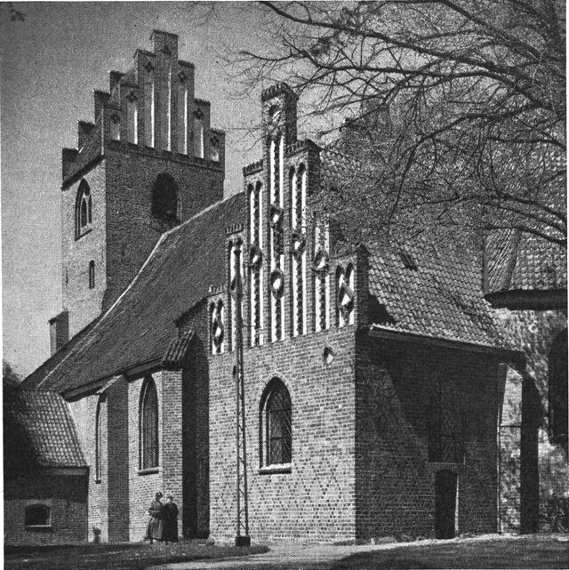 (Foto). Vordingborg kirke set fra sydøst med sakristiet i forgrunden.