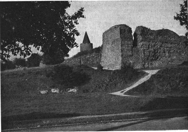 (Foto). Vordingborg slotsruin set fra sydvest. I forgrunden rester af hjørnetårn (Vandtårnet).