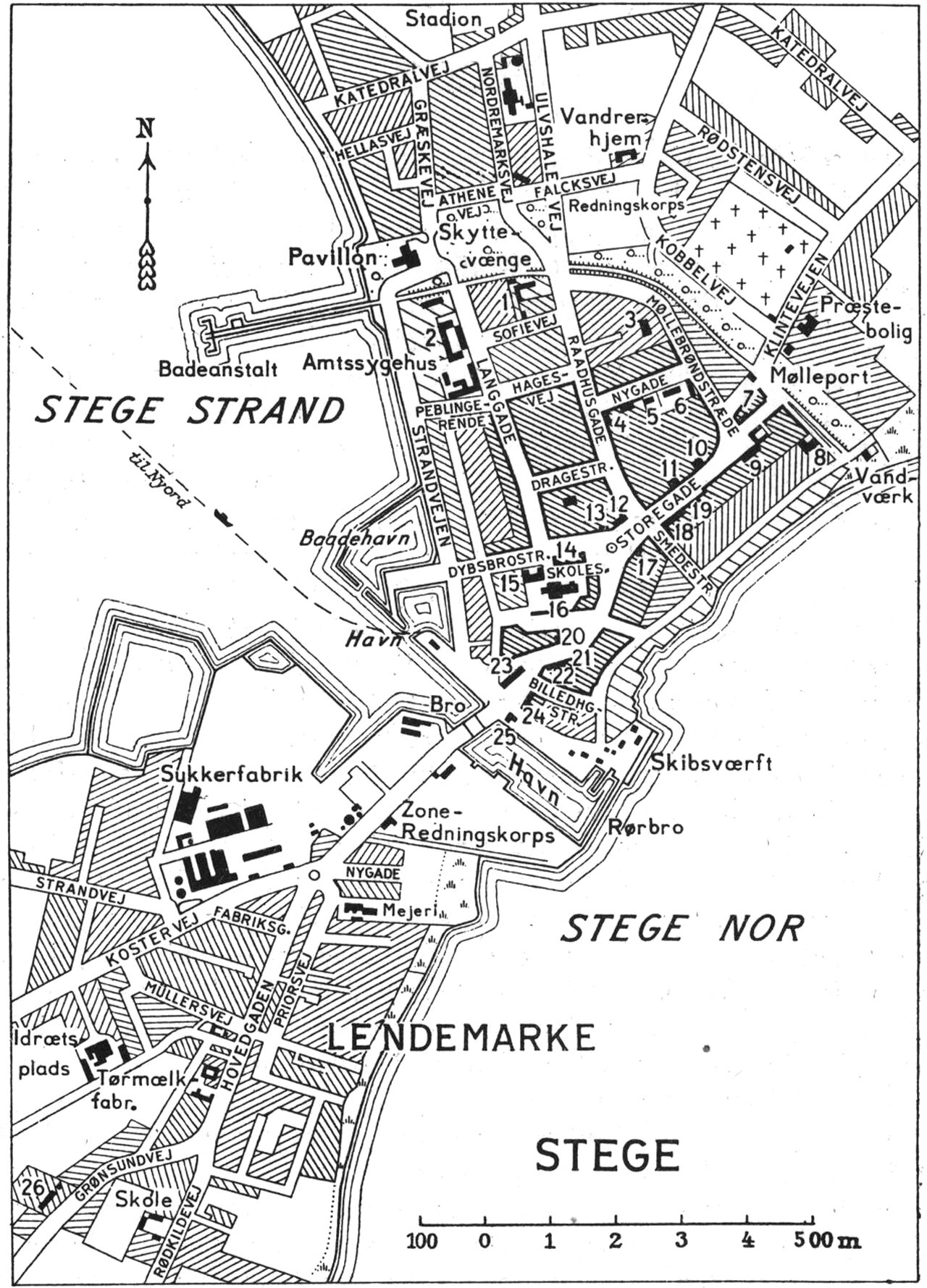 (Kort). 1. Alderdomshjem2. Plejehjem3. Hages Stiftelse4. Haandværkers tiftelse5. Teknisk Skole6. Stege komm. mellem- og realskole7. Rutebilstation8. Dommerkontor9. Hotel ”Skandinavien”10. Højskolehotellet11. Spare- og Laaneks. f. Landboere p. Møn12. Raad- og tinghus samt politistation13. Møns Spare- og Laanekasse af 182714. Møns Bank15. Museum16. Skt. Hans Kirke17. Apotek18. Møns Diskontobank19. Kommunekontor20. Hotel ”Møn”21. Hotel ”Harmonien”22. Hotel ”Bjerrehus”23. Posthus og telegrafst.24. Møns Folkebibliotek25. Toldkammer26. Alderdomshjem og kommunekontorG.E.C. Gads ForlagRevideret 1952. Geodætisk Institut Eneret