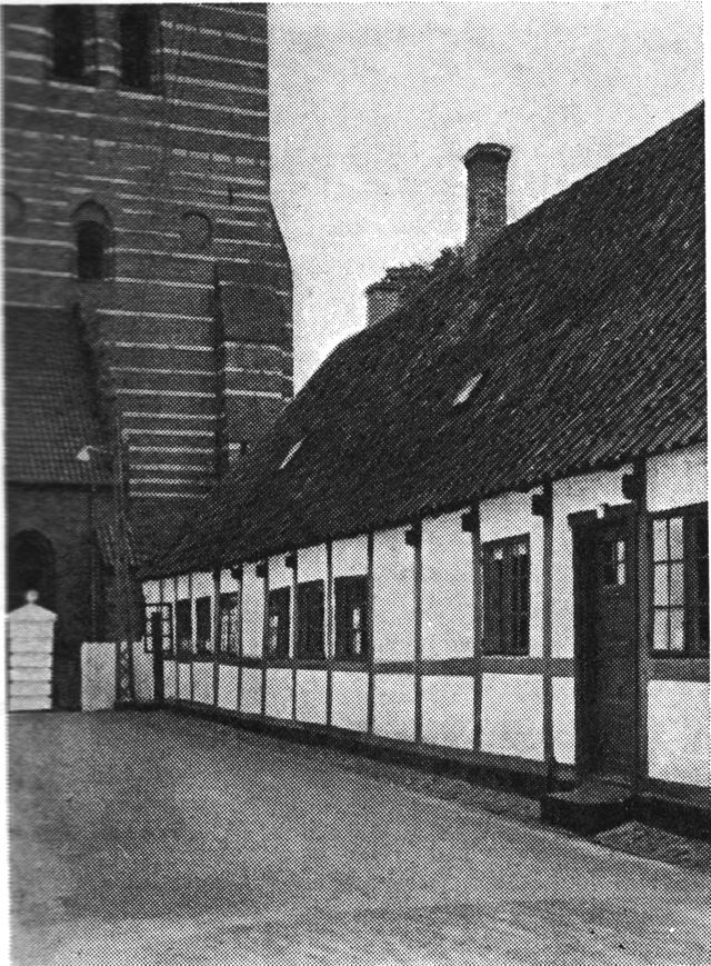 (Foto). Parti nord for Stege kirke med bindingsværksfløj af den gamle Provstegård (nu museum).