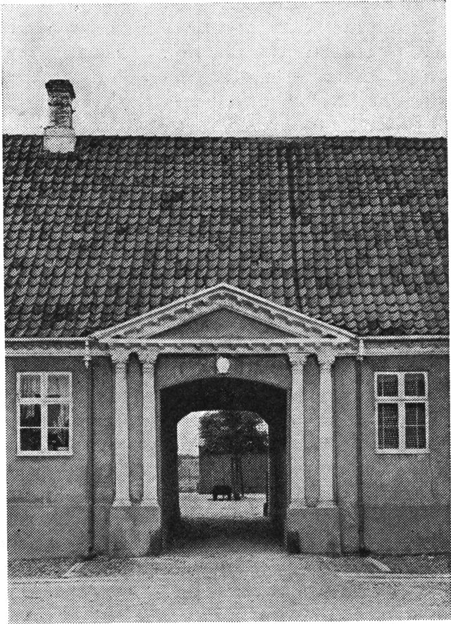 (Foto). Portal på »Kammerrådgården«s façade mod Stege torv.