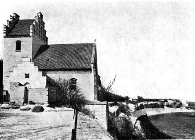 (Foto). Højerup gamle kirke med Stevns klint.