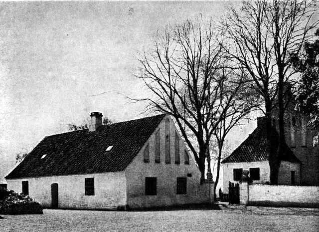 (Foto). Lindencrones Hospital i Magleby, oprindelig middelalderlig kirkelade. Til højre kirkens østgavl med det i 1600t. tilbyggede gravkapel.