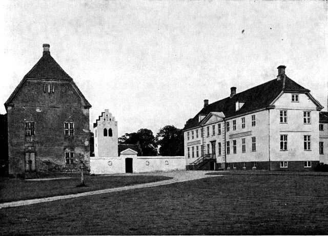 (Foto). Jomfruens Egede set fra nordvest, i baggrunden Øster Egede kirke.