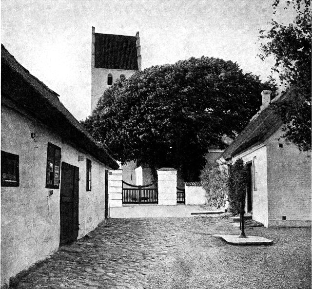 (Foto). Hammer kirke set fra syd, med den gamle rytterskole til højre.