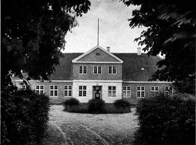 (Foto). Hovedbygningen ved Gammel Øbjerggård i Køng by.