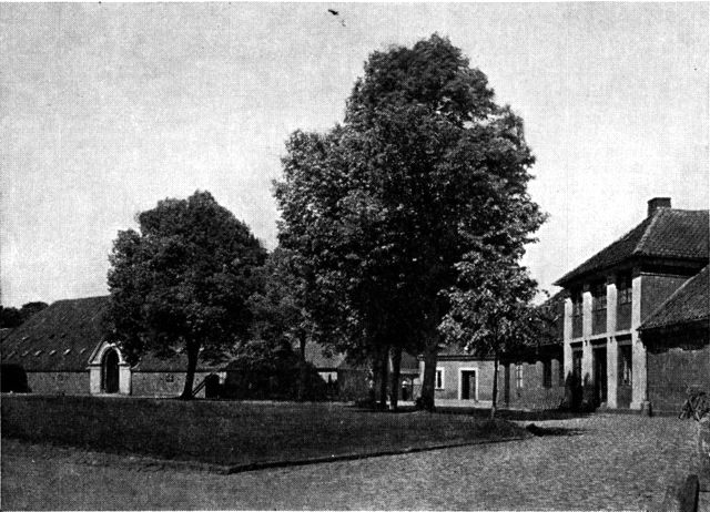(Foto). Rosenfelt. Bygninger fra 1776–77 ved den ottekantede avlsgård.