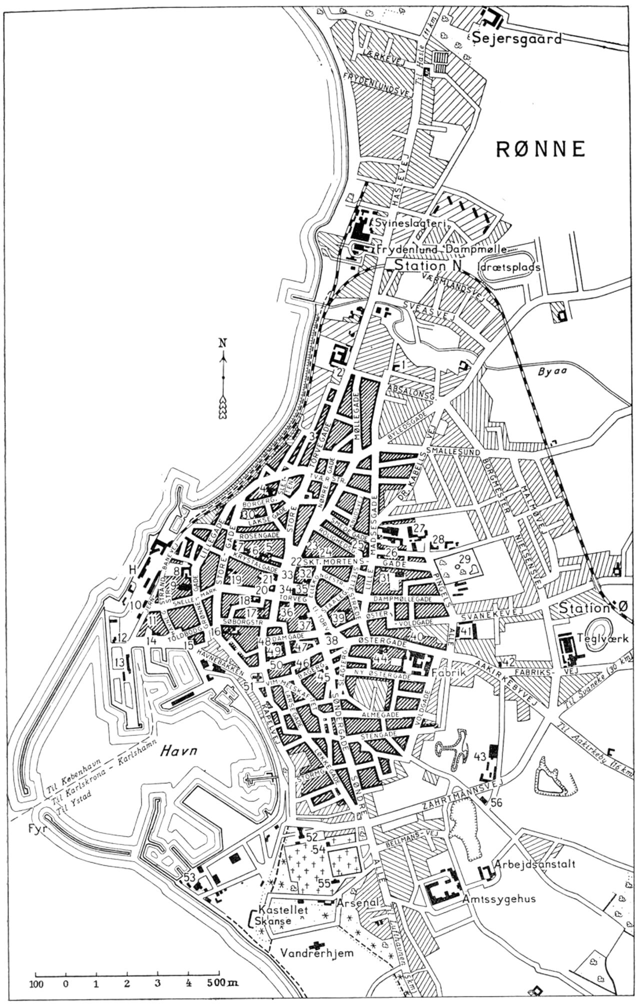 (Kort). 1. Børneoptagelseshjem2. Nordre Jernstøberi3. Handelsskole4. Hotel „Borgen”5. Dams Hotel6. Hjorths Keramikfabrik7. Kommandantgaarden8. Missionshotel9. Søholm Keramikfabrik10. Rutebilstation11. Turistbureau12. Lodsstation13. Dampskibsekspedition14. Toldkammer15. Havnekontor16. Statsskole17. Provstebolig18. Komm. og borgmesterkont.19. Amtmandsbolig20. Bornholms Spare- og Laanekasse/Amtstue21. Handelsbanken22. Andelsbanken23. Raad- og tinghus24. Politiets garager25. Museum26. Teknisk Skole27. De forenede Granitbrud28. Arresthus29. Østre Anlæg30. Erichsens Gaard31. Valgmenighedskirke32. Kommuneskole33. Apotek34. Bibliotek35. Bornholms Andelskasse36. Laane- og Diskontobank37. Baptistkirke38. Posthus og telegraf st.39. M. Andersens Keramikf.40. Katolsk kirke41. Kommuneskole42. Zone-Redningskorps43. Teglværk44. Hotel „Dana”45. Hovedvagten46. Metodistkirke47. Rønne privatskole48. Dommerkontor49. Rønne Teater50. Politikontor51. Skt. Nicola i Kirke52. De gamles Hjem53. Redningsstation54. Urnehal55. Krematorium56. Johgus KeramikfabrikG.E.C. Gods ForlagRevideret 1952. Geodætisk Institut Eneret.