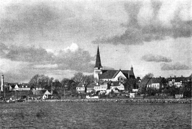 (Foto). Parti af Rønne med kirken set fra syd.