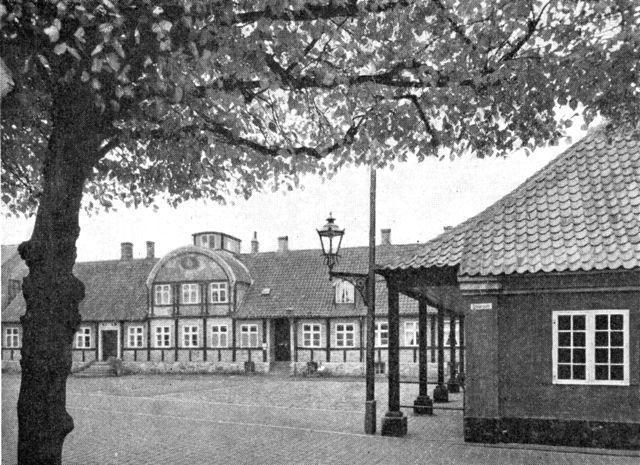 (Foto). Hovedvagten med købmand Rønnes gård, Søndergade 14, i baggrunden.