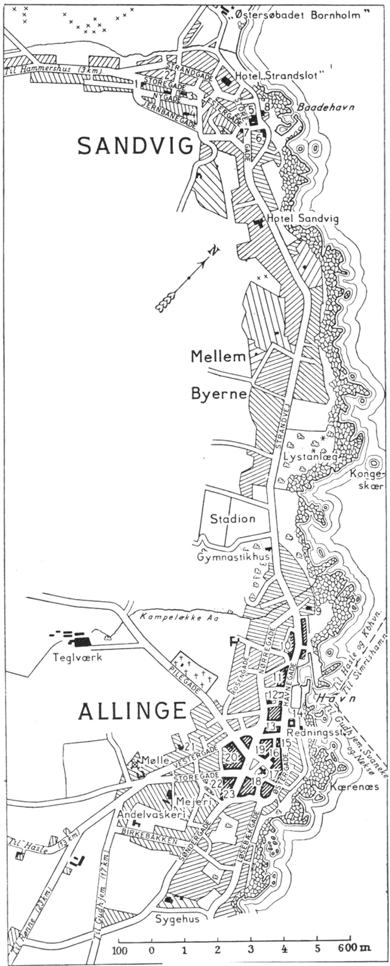(Kort). 1. Turisthotellet2. Alexandersens Hotel3. Borgerskole4. Jernbanehotellet5. Strandhotellet6. Hotel „Nordland“7. Turistbureau8. Gamle Raadstue9. Teknisk Skole10. Toldkammer11. Bornholms Laane - og Diskontobank og politistation12. Grønbechs Hotel13. Andelsbanken14. Høiers Hotel15. Posthus og telegrafstation16. Bornholms Spare - og Laanekasse17. Raadhus og tingsted18. Allinge Kirke19. Rutebilstation20. Borgerskole21. Præstebolig22. Hotel „Allinge”23. ApotekG.E.C. Gads ForlagRevideret 1952. Geodætisk Institut Eneret.