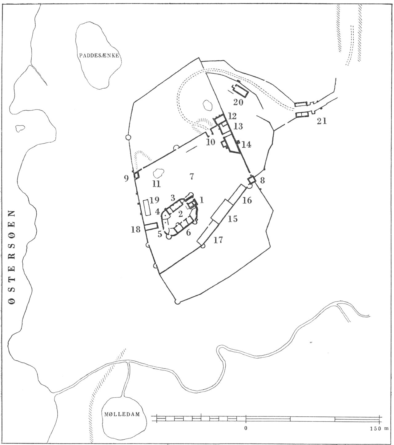 (Kort). Hammershus. Plan over borganlægget.1. Manteltårn. 2. Indre slotsgård. 3. Kirkefløj. 4. Hestemøllen. 5. Smedie.. 6. Lensmandsfløjen. 7. Ydre slotsgård. 8. Blommetårnet. 9. Hundetårnet. 10. Slotsporten. 11. Dam. 12. Smørkælder. 13. Flæskekælder. 14. Magasin. 15. Lade. 16. Hestestald. 17. Studestald. 18. Bryggers. 19. Vicekommandantboligen. 20. Tinghus. 21. Slotsbroen.