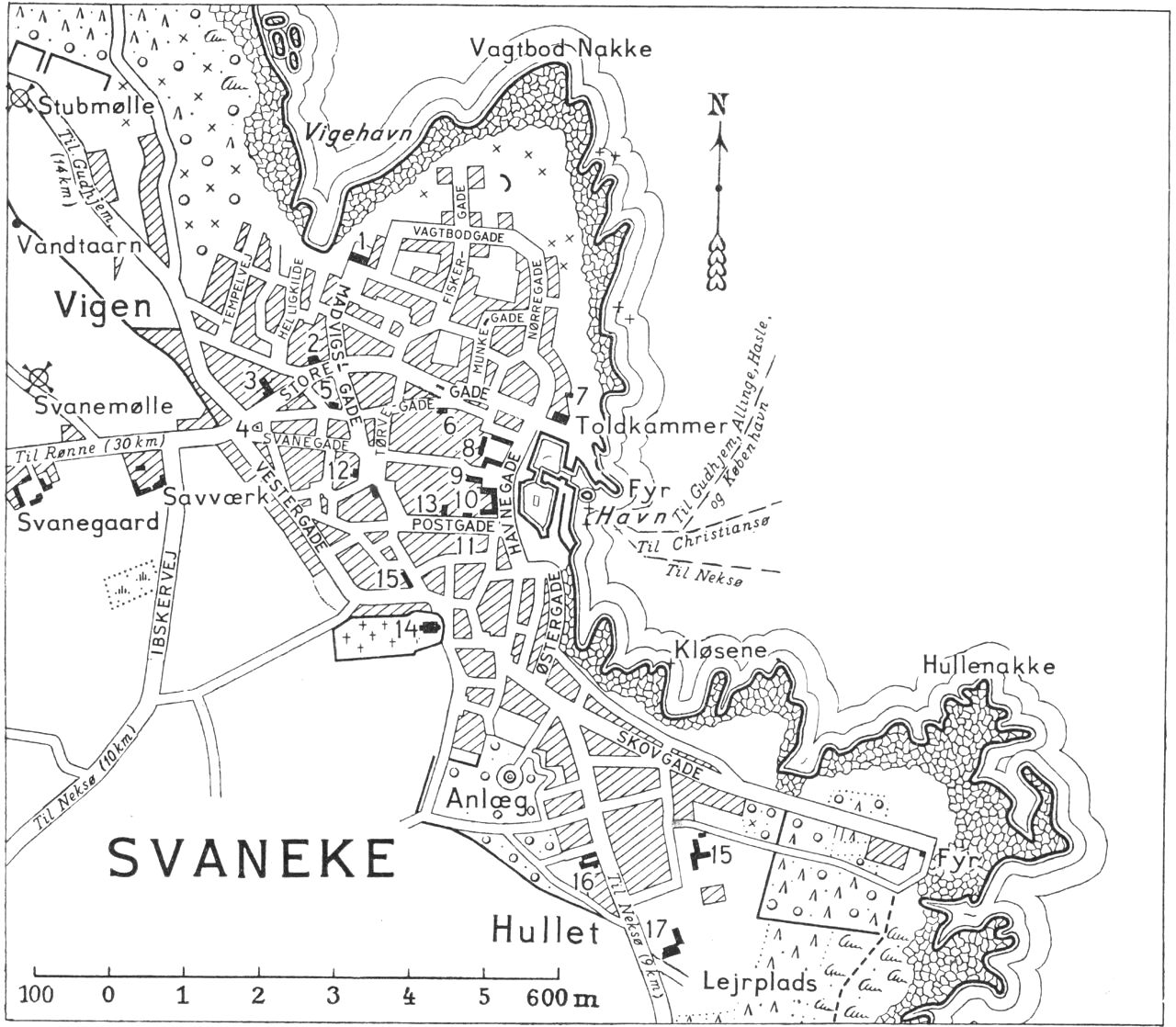 (Kort). 1. Tekn. Skole og bibliotek2. Raad- og tinghus3. Josephsens Hotel4. J. N. Madvigs Minde5. Kommunekontor6. Sparek.f. Svaneke og Omegn7. Redningsstation8. Hotel „Siemsens Gaard“9. Biograf m. teatersal10. Hotel „Østersøen“11. Posthus og telegrafstation12. Rutebilstation13. Svaneke Bank14. Kirke15. Vandrerhjem16. Sygehus og Legatgaard17. KommuneskoleG.E.C. Gads ForlagRevideret 1952. Geodætisk Institut Eneret.