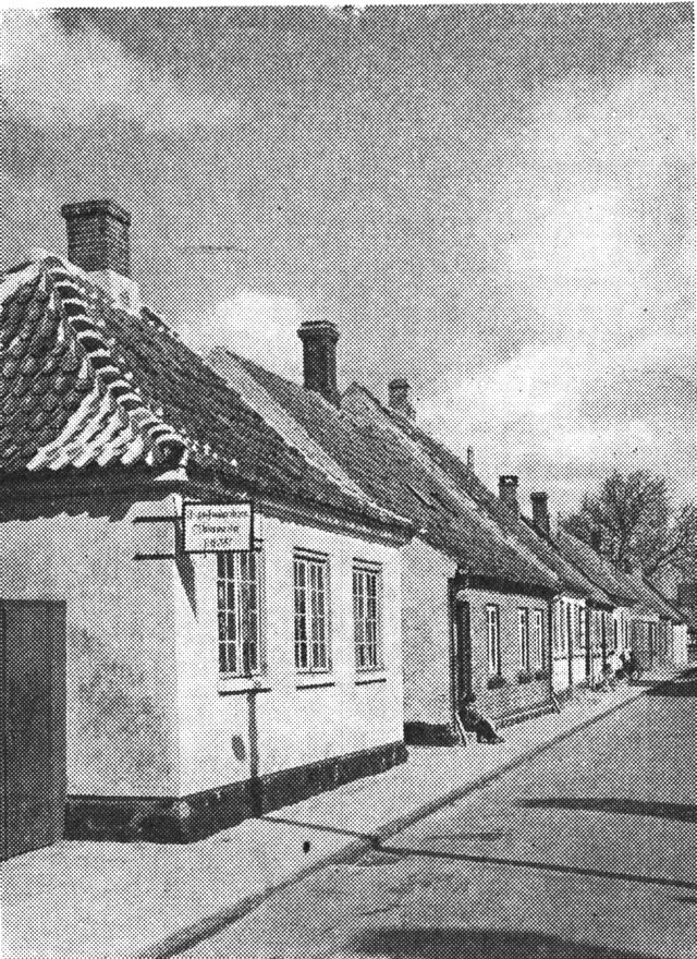 (Foto). Søndergade med bomhuset i forgrunden til venstre.