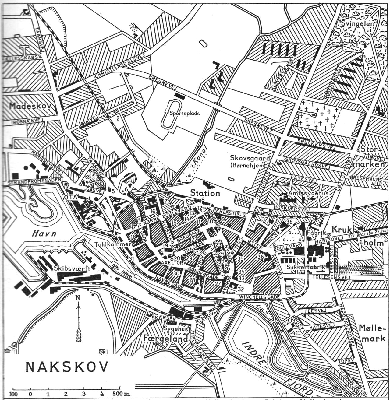 (Kort). 1. Grundskolen paa Madeskov2. Mosaisk kirkegaard3. Vestre Anlæg4. Alderdomshjem5. Falcks Redningskorps6. Kalkbrænderi (nedlagt)7. Badeanstalt8. Posthus og telegrafst.9. Jernbanehotellet10. Mindestøtter f. nordl. borgm. Bresemann/(sydlstormen paa Nakskov 165911. Rom. -kat. kirke og Skt. Joseph Søstr. Skole12. Stiftelse (filial af Nykøbing Hospital)13. Nakskov private Realskole14. Teknisk Skole15. Bibliotek16. Folkeskolen og Nakskov Gymnasium17. Handelsskole18. Hotel „Skandinavien”19. Skt. Nikolai Kirke20. Christian X’s statue21. Menighedsplejen22. Centralhotellet23. Haandværkernes Friboliger24. Hotel „du Nord”25. Lollands Bank26. Loll. Landbostands Sparekasse27. Hotel „Harmonien”28. Landmandsbanken29. Raadhus30. Det gl. Apotek31. Komm. havnebygning32. Ting- og arresthus, dommer-og politikontor33. Loll. Handels- og Landbrugsbank34. Ny Apotek35. Hotel „Børsen”36. Dampmølle37. Off. slagtehus38. Svineslagteri39. Zone-Redningskorps40. Stormarkens Skole41. Grundskolen paa MøllemarkenG.E.C. Gods ForlagRevideret 1952. Geodætisk Institut Eneret