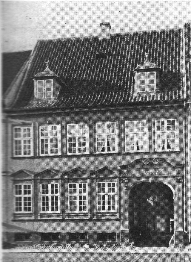 (Foto). Theisens gård, façade mod Torvet.