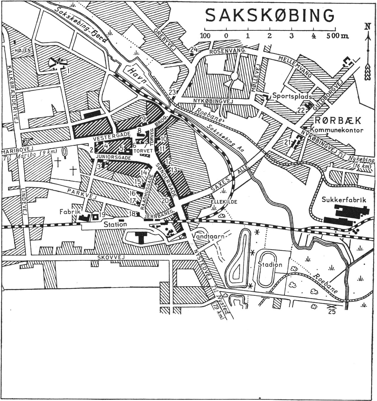 (Kort). 1. Arbejdsanstalt og plejehjem2. Gaasetorv3. Sygehus4. Privat mell.-og realskole5. Hotel „Sakskøbing” m. teatersal6. Teknisk Skole7. Borgerskolen8. Kirke9. Landmandsbanken10. Centralhotellet11. Landbostandens Sparekasse12. Apotek13. Loll.-Falst. Industri- og Landbrugsbank14. Raad-, ting- og arresthus15. Politikontor16. Bibliotek17. Kommunekontor18. Posthus og telegrafstation19. Slagtehus20. Landmandshotellet21. Rørbæk Skole22. Mejeri23. Toldkammer24. Vandværk25. Voldsted (Galmindeager Slot)G.E.C. Gads ForlagRevideret 1952. Geodætisk Institut Eneret