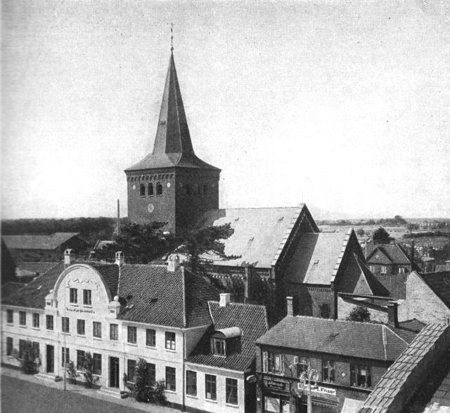 (Foto). Sakskøbing kirke. I forgrunden kommuneskolens façade mod Torvet.