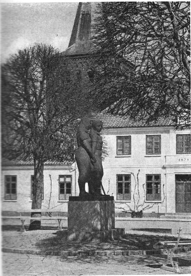 (Foto). Gottfred Eickhoffs statue »Roepiger« på Torvet.