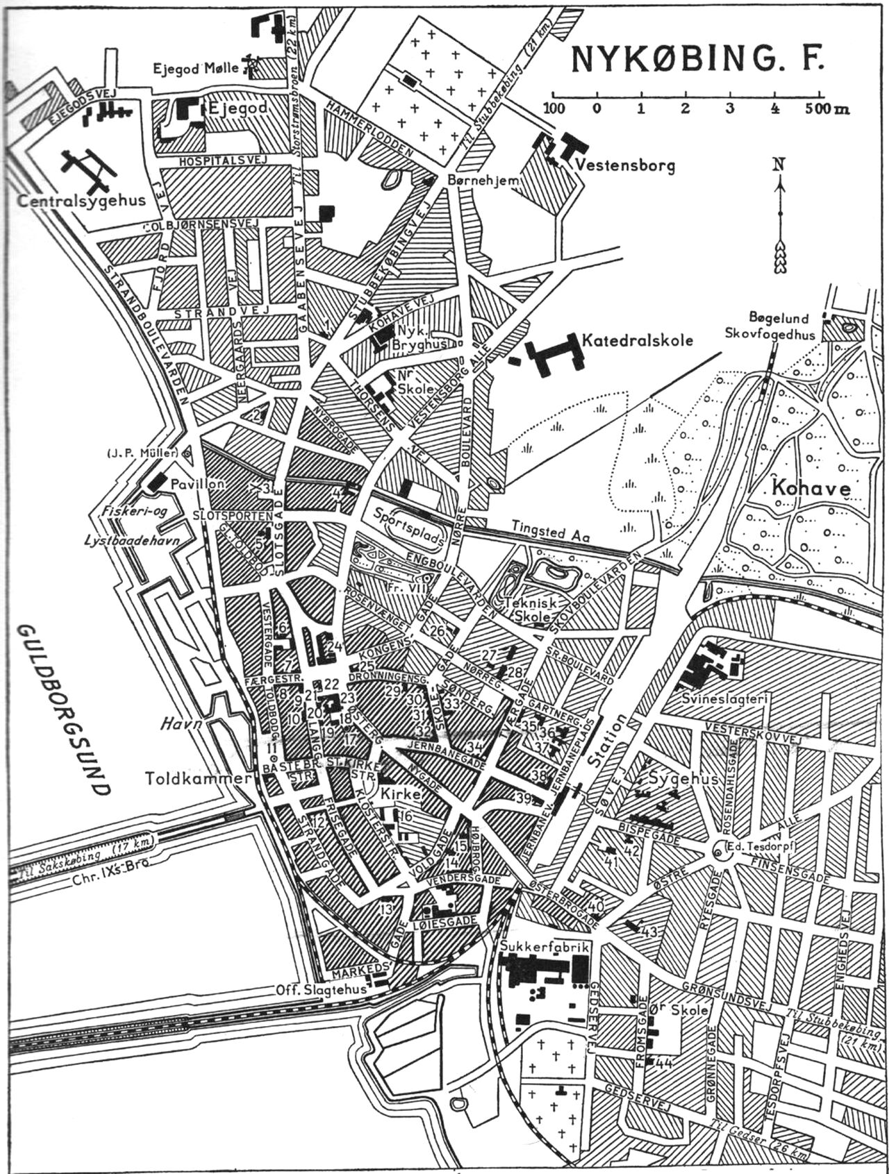 (Kort). 1. Bethania (baptistkirke)2. Sømandsstiftelsen3. Ruin (Nykøbing Slot)4. Zone-Redningskorps5. Ting- og arresthus6. Politistation7. Landbostandens Sparekasse8. Turisthotellet9. Czarens Hus10. Svaneapoteket11. Mindestøtte f. E. C. Benzon12. Landmandshotellet13. Handelsskole14. Menighedshus15. Brandstation16. Nykøbing Hospital17. Vandtaarn18. Rutebilstation19. Landmandsbanken20. Løveapoteket21. Sparekassen i Nyk.F.22. Turistbureau23. Loll-Falst. Industri-og Landbrugsbank og Industrihotellet m. teater24. Nobels Tobaksfabrik25. Telegrafstation26. Nyk. F. private Realskole27. Falcks Redningskorps28. Alderdomshjem29. Nationalbanken30. Raadhus, administrationsbygning31. Byskolen32. Hotel „Phønix”33. Dommerkontor34. Missionshotellet35. Borgerstiftelsen36. Frimurerloge og-stiftelse37. Amtmandsbolig38. Hotel „Baltic” og Andelsbanken39. Posthus40. Østerbro Apotek41. Skt. Joseph Søstrenes Skole og Børnehjem42. Rom.-kat. kirke43. Bispegaard44. Asylet (børnehjem)G. E. C. Gads ForlagRevideret 1952. Geodætisk Institut Eneret