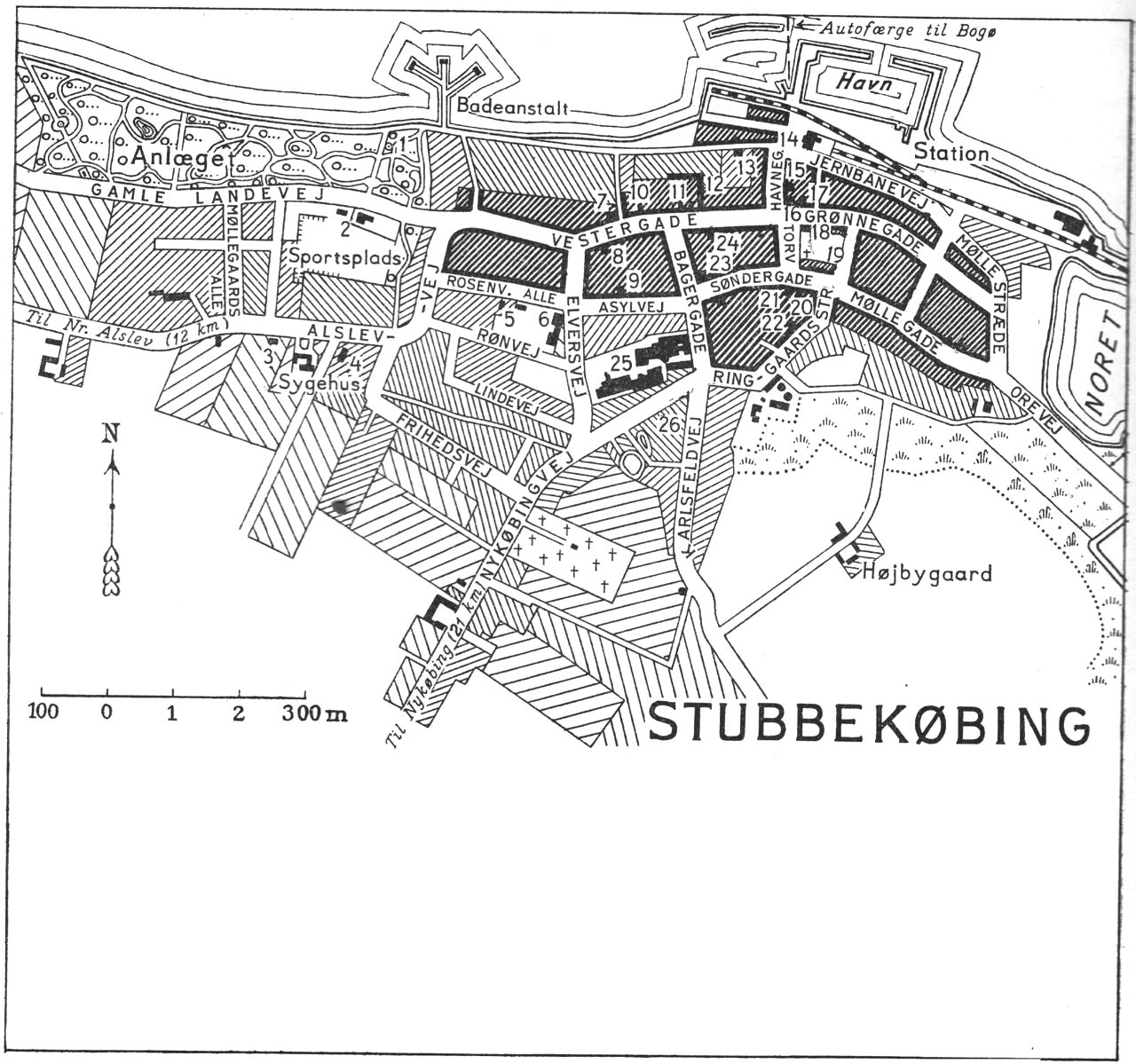 (Kort). 1. Mindestøtte f. overlærer R.C.Andersen2. Pavillon3. Brandstation4. Alderdomshjem5. Badeanstalt6. Kommuneskolen7. Apotek8. Bibliotek9. Asylet (børnehjem)10. Nordfalsters Bank11. Loll.-Falst. Industri-og Landbrugsbank12. Freys Hotel m. teatersal13. Rutebilstation14. Toldkammer15. Politistation16. Raadhus17. Hotel „Grønsund”18. Sparek. f. Stubbekøbing og Omegn19. Kirke20. Præstebolig21. Posthus og telegrafstation22. Ringgaarden23. Højskolehjemmet24. Landbostandens Sparekasse25. Fabrik26. Teknisk SkoleG.E.C. Gads ForlagRevideret 1952. Geodætisk Institut Eneret