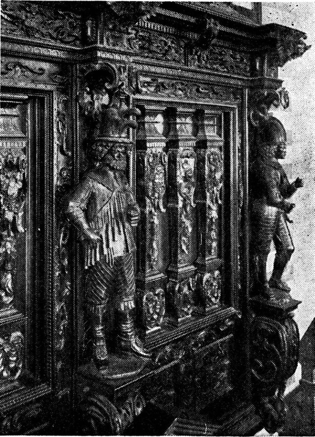 (Foto). To af de rige snitværker i Halsted kirke. T. v. prædikestolen fra 1636, til højre en del af gitterværket (fra 1643) for Rud’ernes begravelseskapel.