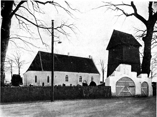 (Foto). Birket kirke med klokkestabelen set fra nordøst.