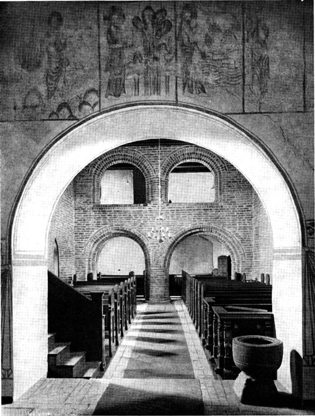 (Foto). Det indre af Tirsted kirke set fra koret.Foroven en del af korets kalkmalerier fra ca. 1400–1425 (med fremstilling af skabelsen).