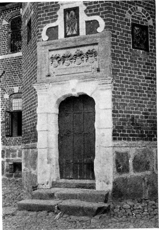 (Foto). Portal med adelsvåben og årstallet 1586 på Berritsgård (se s. 874).