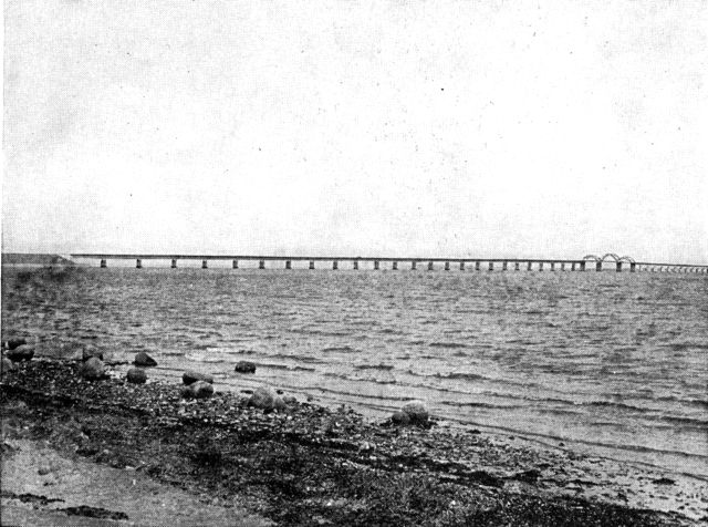 (Foto). Storstrømsbroen set fra stranden ved det gamle færgested ved Gåbense.