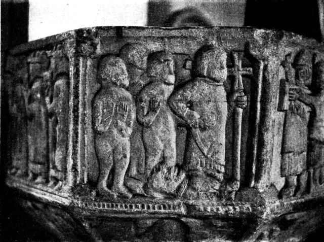 (Foto). Detalje af døbefonten i Skelby kirke. Det midterste relief forestiller Kristus i de dødes rige.