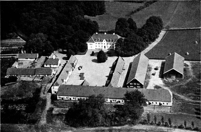 (Foto). Næsgård agerbrugsskole set fra luften. Efter at billedet er taget, er i de seneste år yderligere opført en silo og et par andre bygninger i avlsgården.