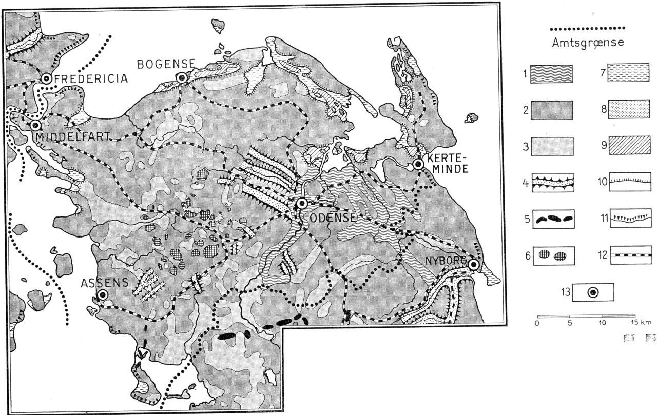 (Kort). 1. Hedeslette. 2. Ungt morænelandskab, overvejende lerbund. 3. Ungt morænelandskab, overvejende sandbund. 4. Tunneldal. 5. Ås. 6. Fladbakker af issøler. 7. Marint forland. 8. Klitlandskab, flyvesandsterræn. 9. Inddæmmet areal. 10. Stenalderhavets højeste kystlinie. 11. Større kystklint. 12. Jernbanelinie. 13. Købstad.Efter Geodætisk Instituts skolevægkort 1:250.000 og Atlas over Danmark 1:750.000.Redaktion: Axel Schou.