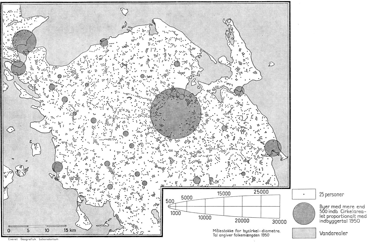 (Kort). Kortet viser befolkningens fordeling ved folketællingen 7. nov. 1950. Priksignaturen er så vidt muligt anbragt på de personers bosted, som prikkerne repræsenterer. Cirklerne repræsenterer folketallet i de geografiske byområder, der ikke altid falder sammen med byernes administrative el. statistiske grænser.Efter Geografisk Laboratoriums befolkningsfordelingskort over Danmark 1:100.000.Redaktion: Axel Aagesen.
