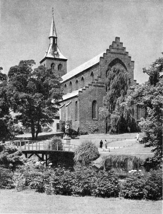 (Foto). Parti fra H. C. Andersen-Haven. I baggrunden Skt. Knuds kirke.