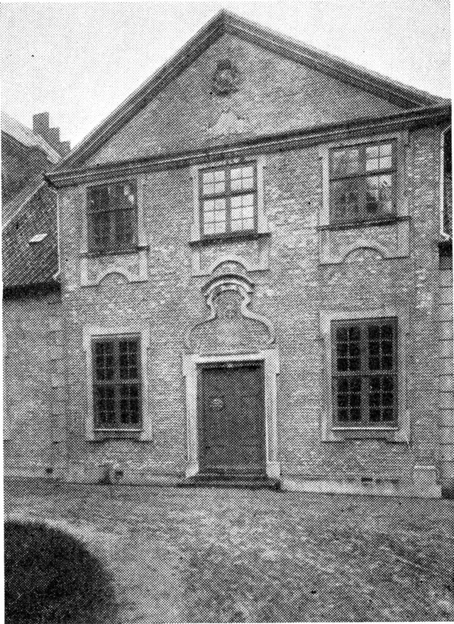 (Foto). Façade fra 1755 af den gl. gymnasiebygning, nu stiftsbibliotek.