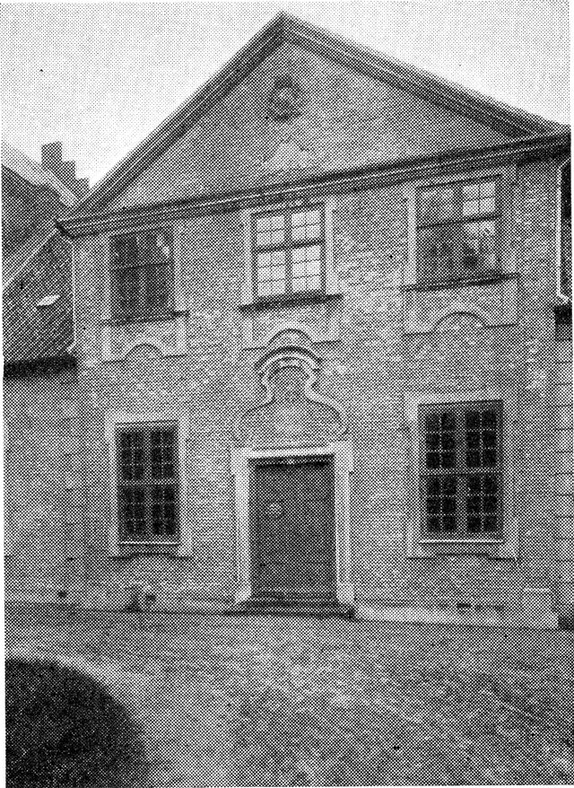 (Foto). Façade fra 1755 af den gl. gymnasiebygning, nu stiftsbibliotek.