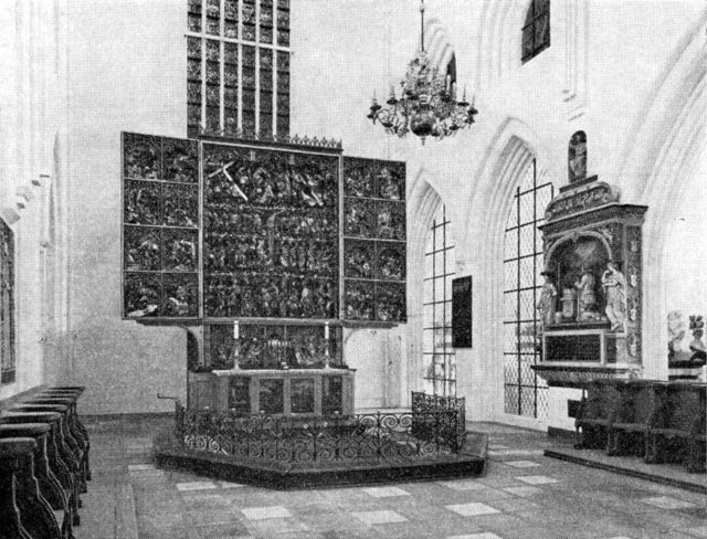 (Foto). Koret i Skt. Knuds kirke med Claus Bergs altertavle. Til højre ses borggreve v. Dohna’s epitafium.