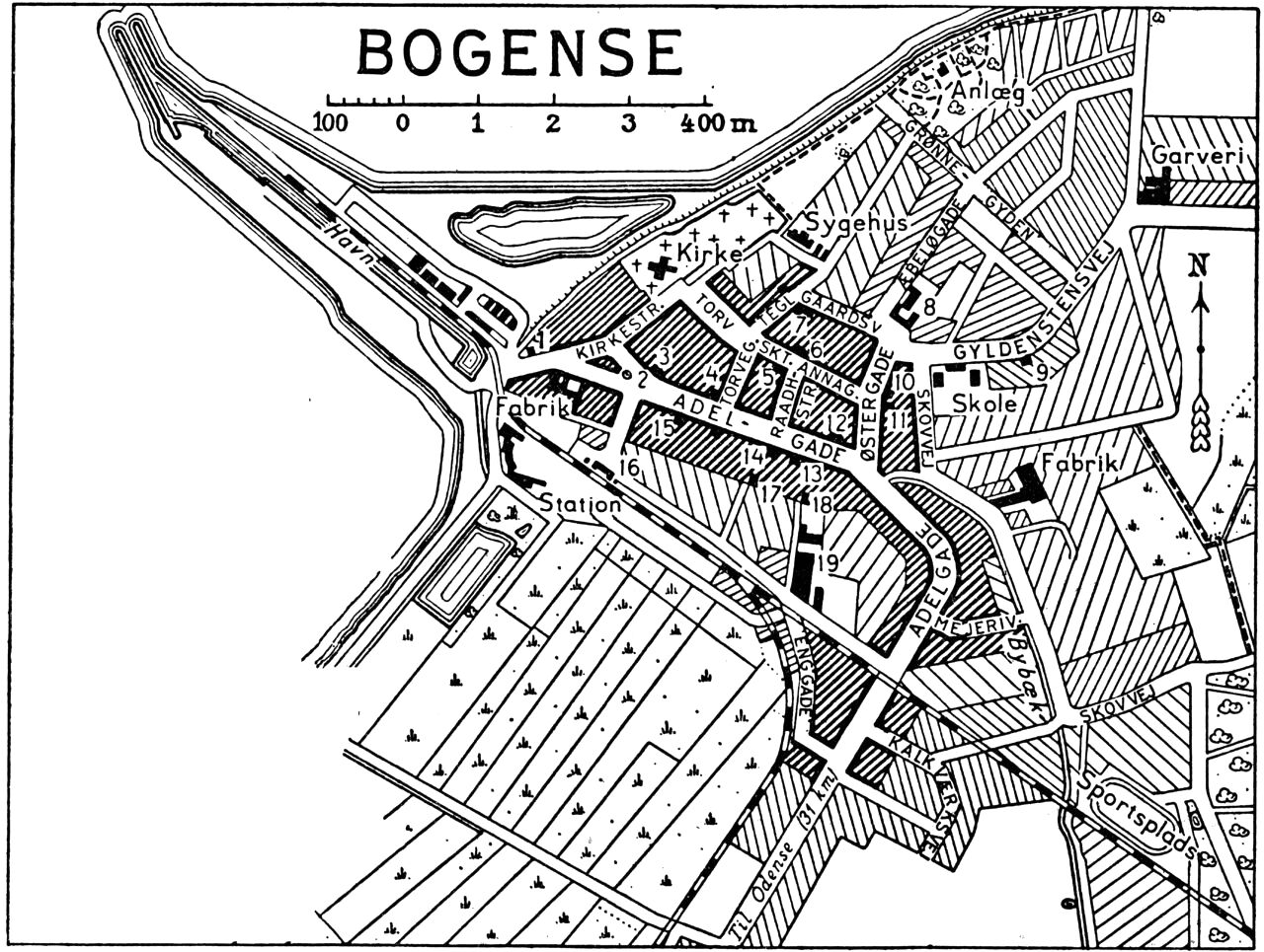 (Kort). 1. Toldkammer2. „Manneken”3. Jernbanehotellet4. Bogense Bank5. Det gamle Raadhus (Odd Fellow loge)6. Teknisk Skole7. Børnehjem8. Raad-, ting- og arresthus s. dommerkont. og politist.9. De gamles Hjem10. Afholdshotellet11. Bibliotek12. Spare- og Laanekasse f. Bogense og Omegn13. Hotel „Bogense”14. Landmandshotellet15. Apotek16. Posthus og telegrafstation17. Falcks Redningskorps18. Zone- Redningskorps19. AndelssvineslagteriG.E.C. Gads ForlagRevideret 1953. Geodætisk Institut Eneret