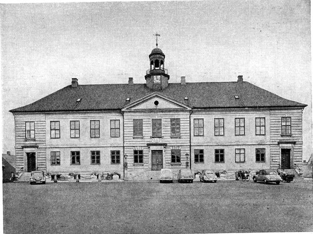 (Foto). Ting-, råd- og domhuset.