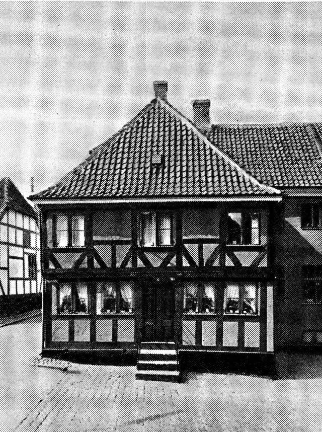 (Foto). Hjørnehus i Brogade.