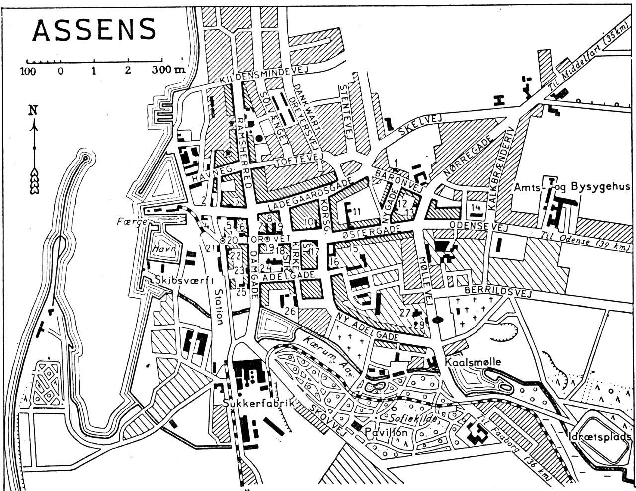 (Kort). 1. Brandstation Falcks Redningskorps2. Marcussens Hotel3. Hotel „Assens”4. Toldkammer5. Hotel „Postgaarden” og rutebilstation6. Amtstue7. Dommerkontor samt Landbosparekassenf. Fyn8. Hotel „Phønix” m. teatersal9 Raad-, ting- og arresthus samt politistation10. Apotek11. Assens Tobaksfabrik12. Teknisk Skole og vandrerhjem13. Romersk katolsk kirke (Vor Frelser)14. De Gamles Hjem15. Assens Bank16. Willemoes’ fødested17. Haandværker - Sparekassen18. Assens og Omegns Spare- og Laanekasse19. Mindestøtte for Klaus Berntsen20. Mindestøtte for Peter Willemoes21. Posthus og telegrafstation22. Jernbanehotellet23. Museum24. Kirke25. Assens private realskole26. Borger-og realskole27. De forenede Kalkværker28. Haandværker-og Industriforeningens friboligerG. E. C. Gads ForlagRevideret 1953. Geodætisk Institut Eneret